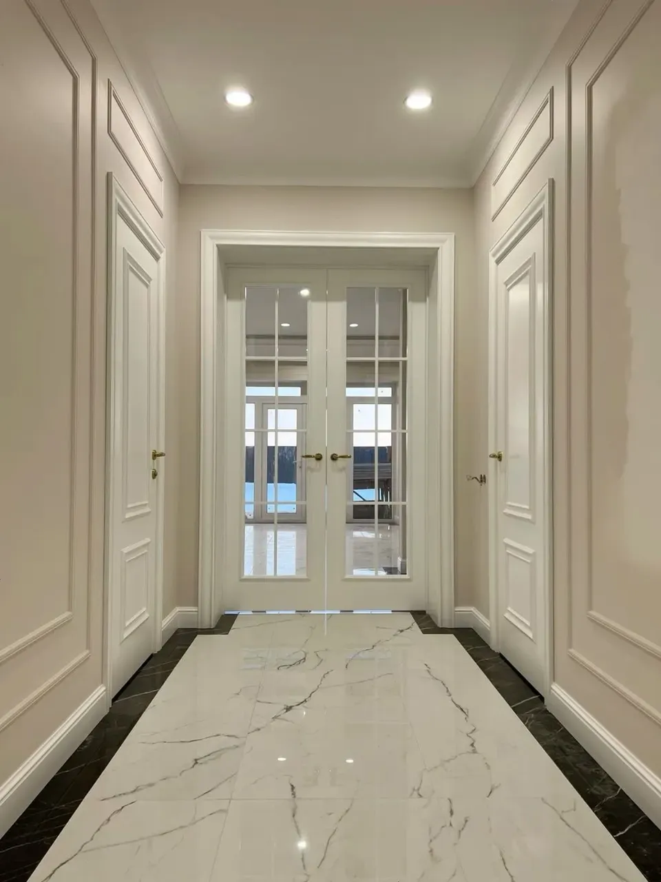 Коридор со стеновыми панелями в эмали и остеклённой дверью в глубине
