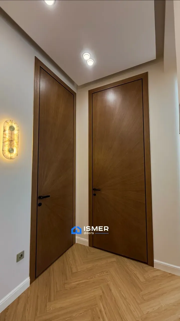 Две двери из коньячного шпона с бра между ними